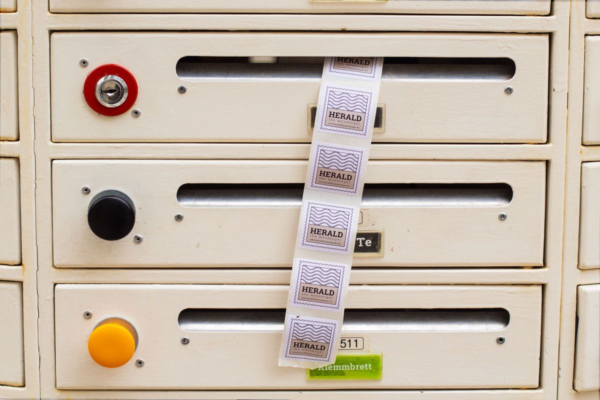 Überquellender Briefkasten mit Briefen und Werbung