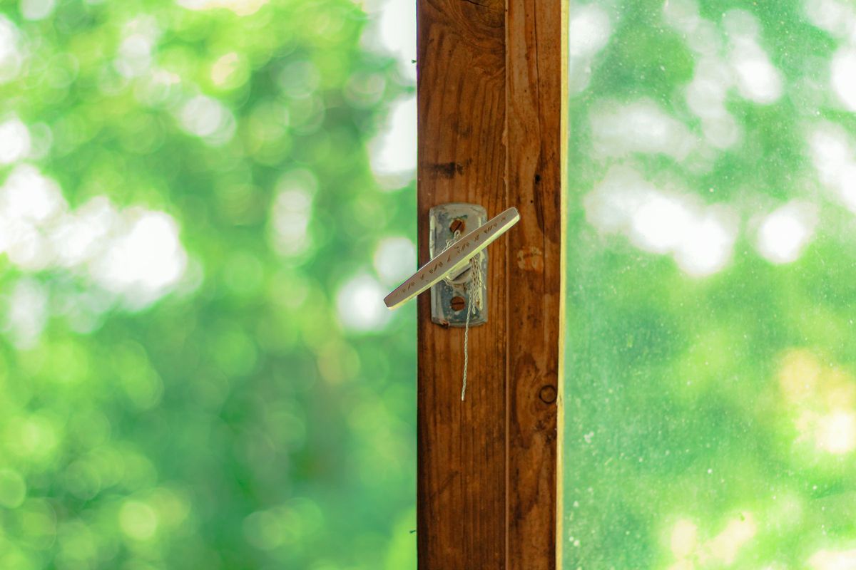 Fenstergriff wird auf Verschluss geprüft