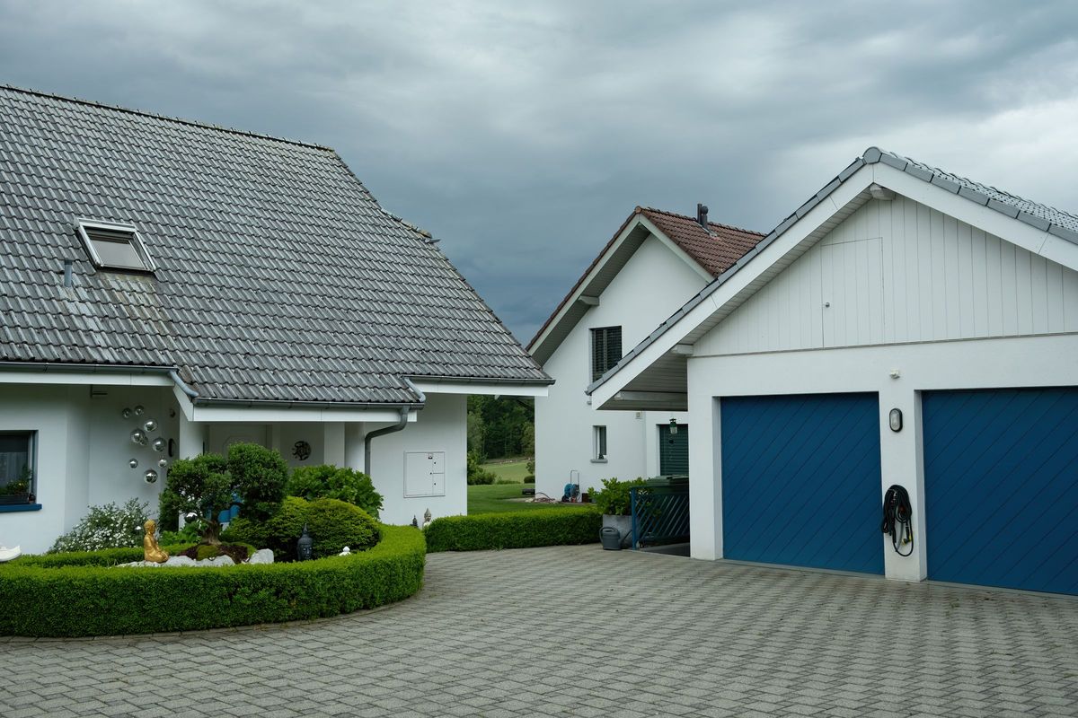 Haus mit Garage von der Straße