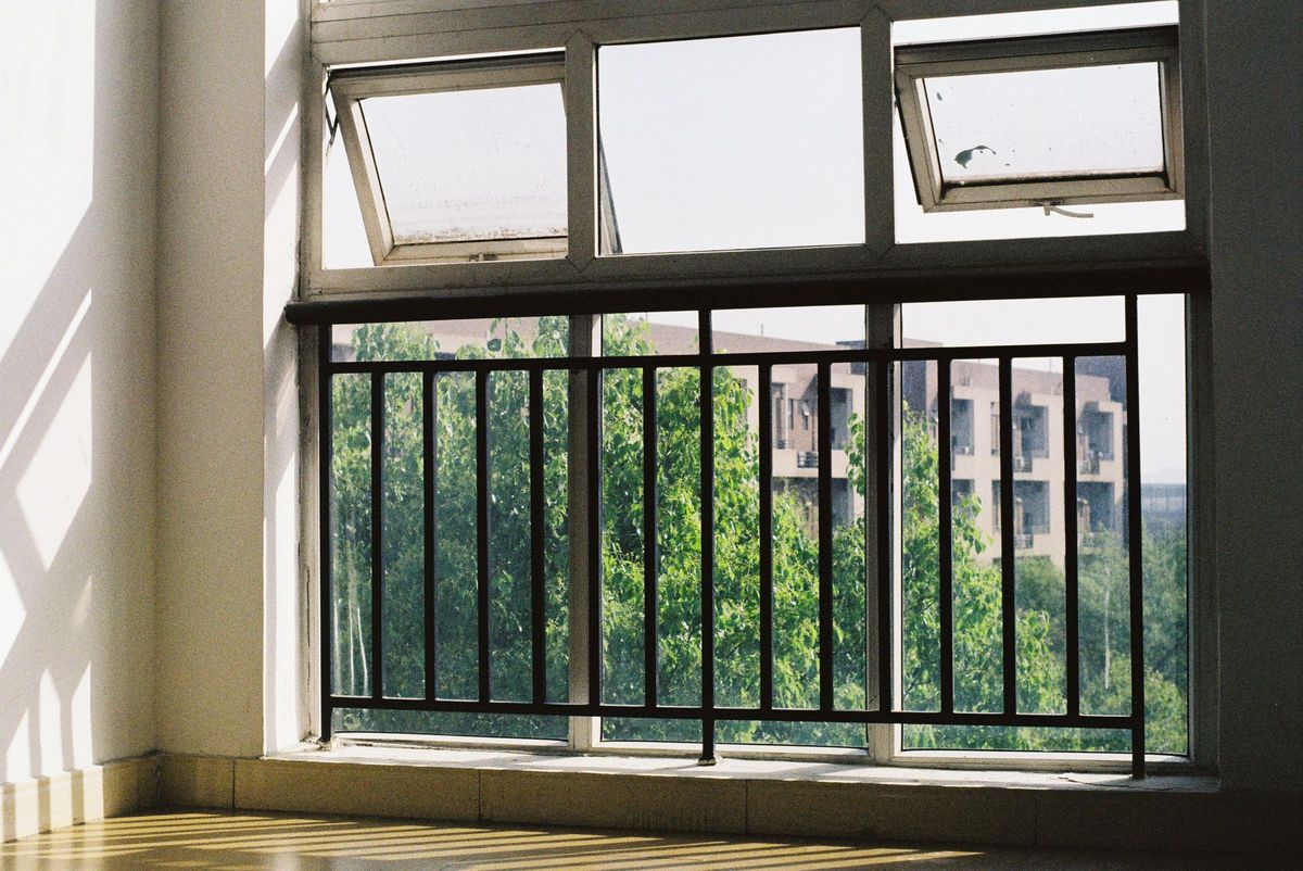 Leerer heller Raum mit Fenster